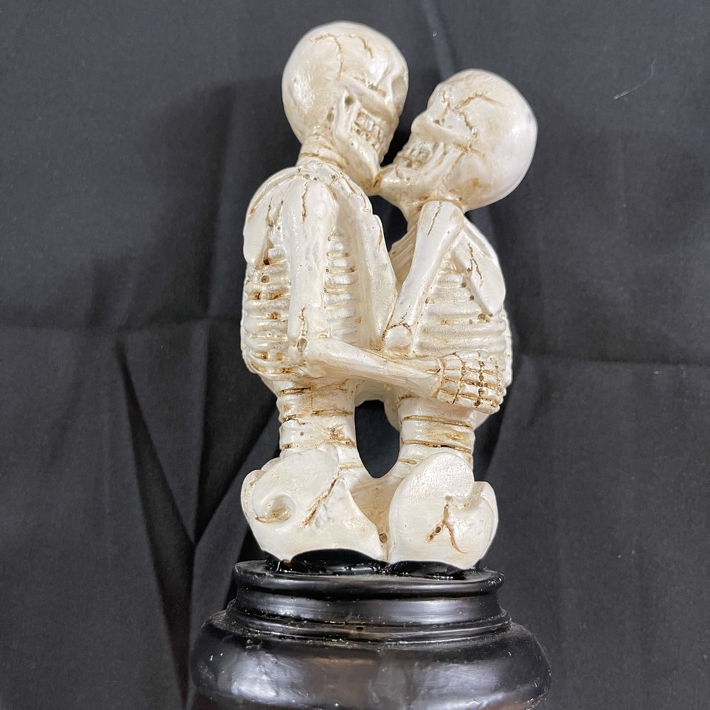 Halloween romantic kissing skeletons